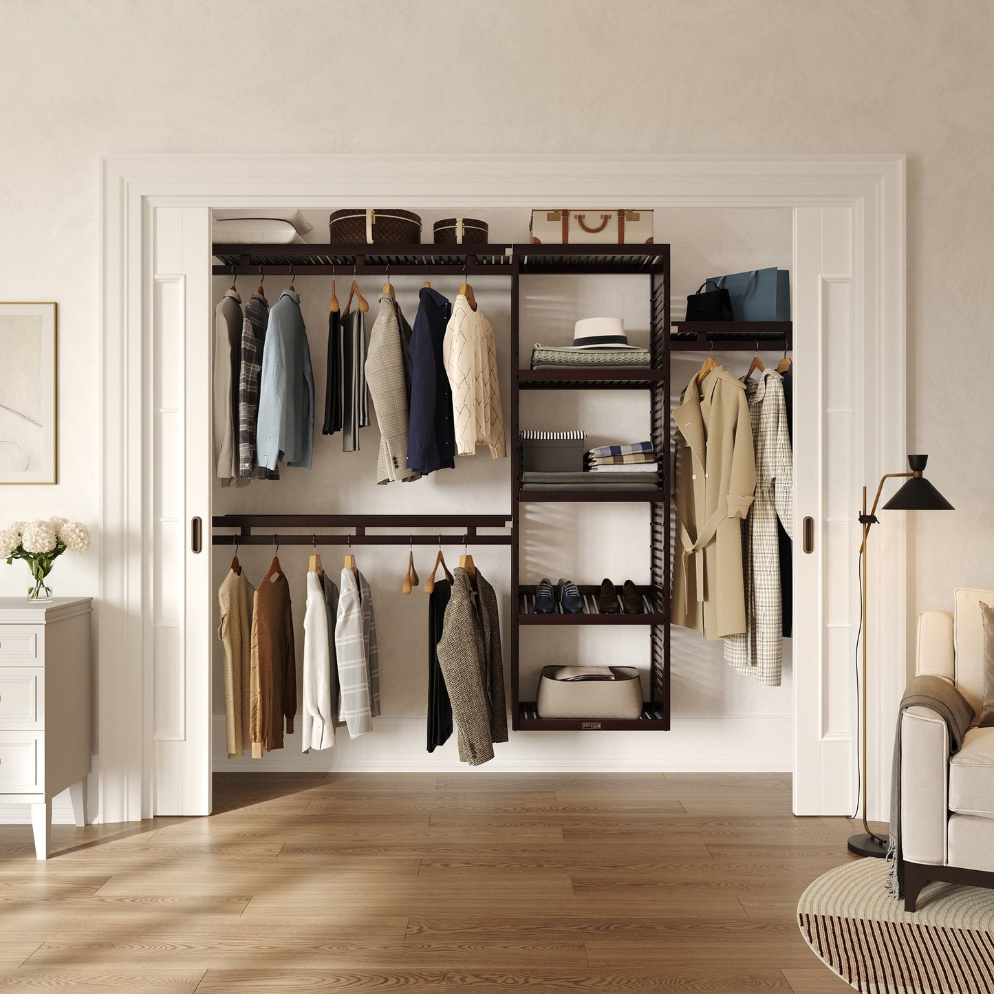 Système de placard intégré Simplicity en bois massif de John Louis Home, expresso