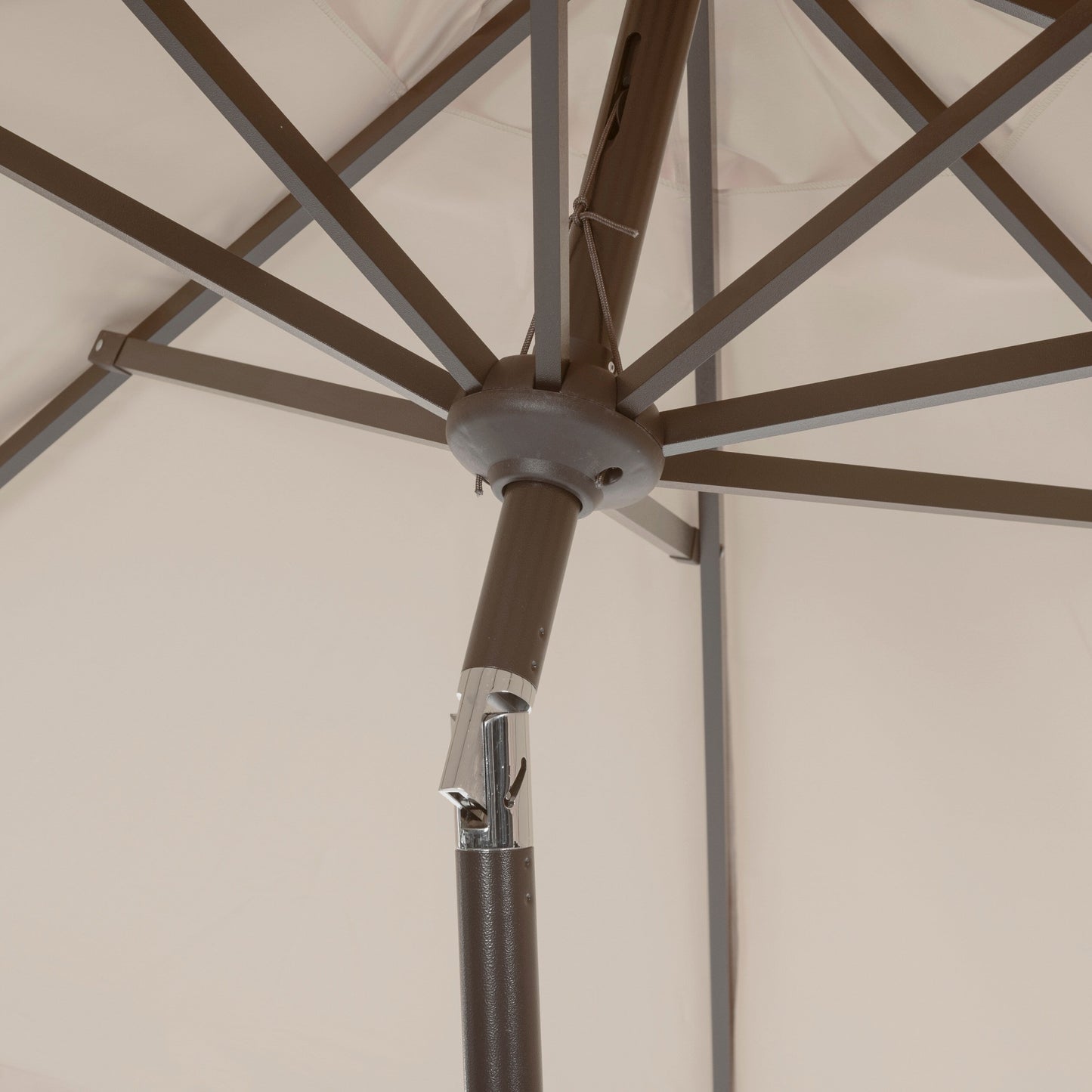 Parasol élégant SAFAVIEH Gebbine de 9 pieds