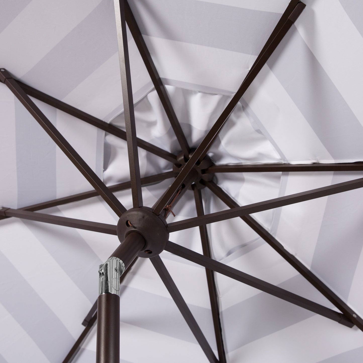 Parapluie à manivelle rayé SAFAVIEH Nargiz de 2,7 m, à motif festonné