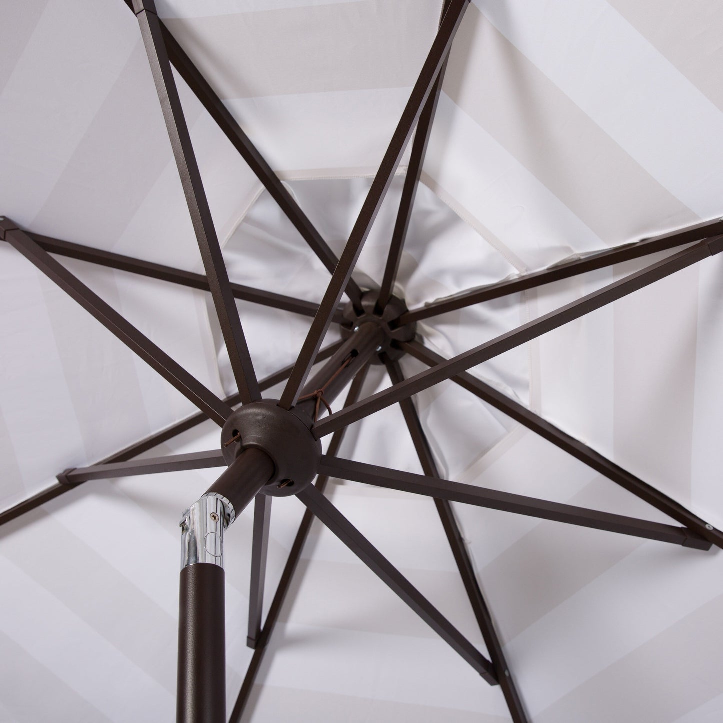 Parapluie à manivelle rayé SAFAVIEH Nargiz de 2,7 m, à motif festonné