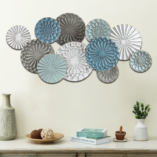 Décoration murale en métal multicolore avec motifs floraux superposés